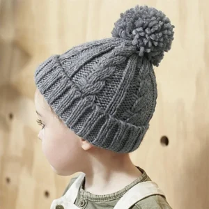 warme kabelgebreide wintermuts zijaanzicht