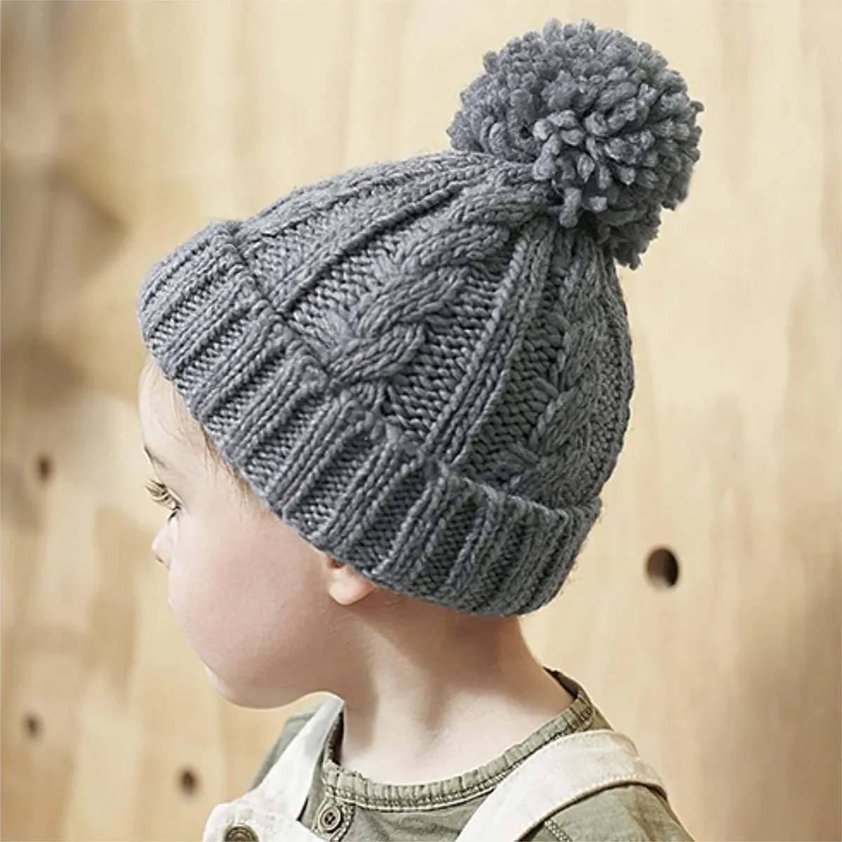 warme kabelgebreide wintermuts zijaanzicht