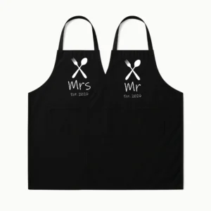 Schort Mr & Mrs est. 2026” - 2 stuks - Koppel kook - Origineel huwelijkscadeau of samenwonen cadeau - Maat One Size - Zwart