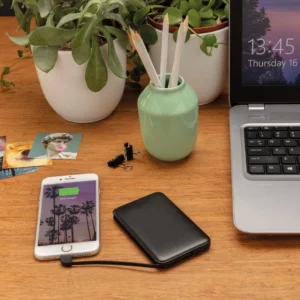 5.000 mAh zakformaat powerbank met geïntegreerde kabels