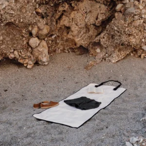 VINGA Volonne AWARE™ recycled canvas strandmat