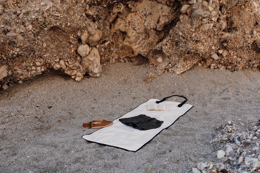 VINGA Volonne AWARE™ recycled canvas strandmat